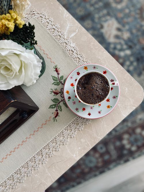 Darmowe zdjęcie z galerii z biały kwiat, filiżanka i spodek, gorące choco