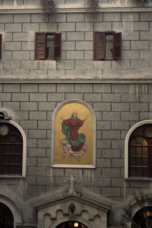 Free An artistic mural depicting a religious figure on a building exterior. Stock Photo