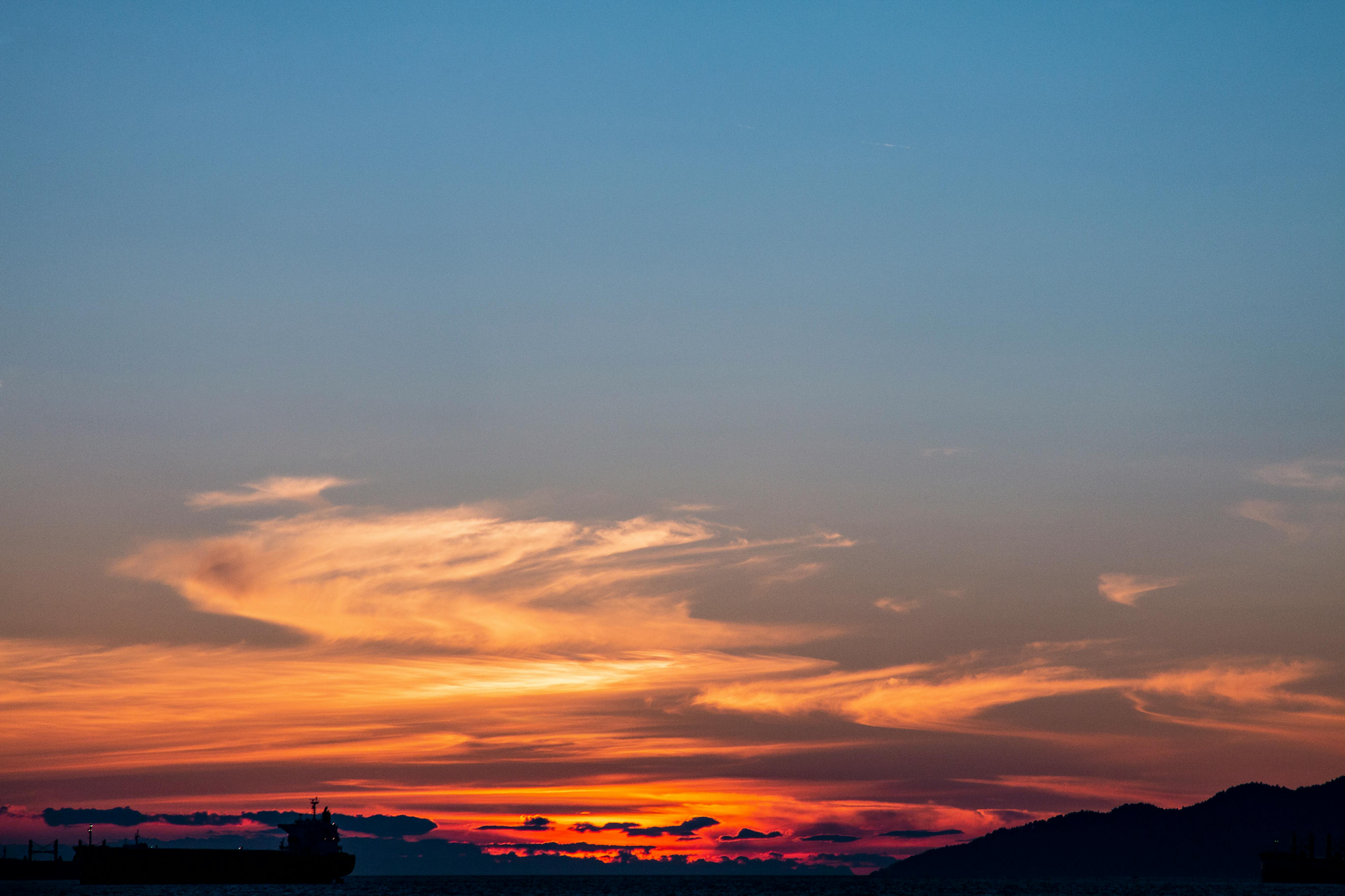 工作人员正在使用计算机进行文档比对