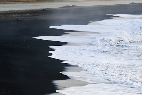 Foto profissional grátis de aerofotografia, areia preta, beira-mar