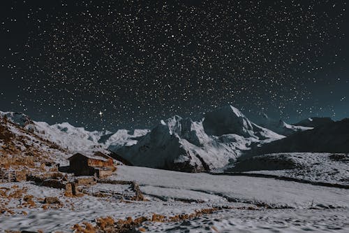 在積雪覆蓋的土地中間的穀倉