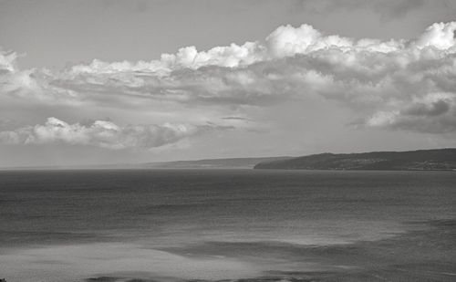 Free Captivating monochrome view of the ocean and cloudy sky in a serene seascape setting. Stock Photo