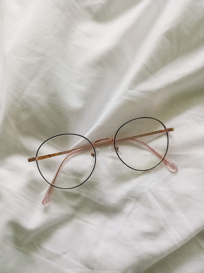 Óculos redondos de estilo vintage sobre tecido claro