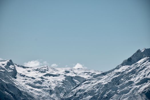 Stunning snow-covered mountain range with clear blue skies, perfect for nature lovers and winter enthusiasts.