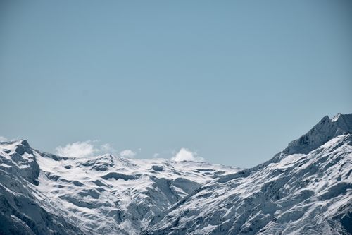 Free Stunning snow-covered mountain range with clear blue skies, perfect for nature lovers and winter enthusiasts. Stock Photo