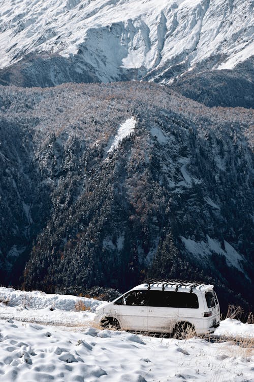 Immagine gratuita di auto, bianco, collina