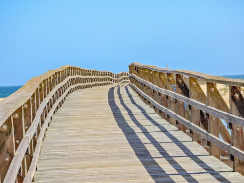 Kostenloses Stock Foto zu blauer himmel, holzbrücke, holzgeländer