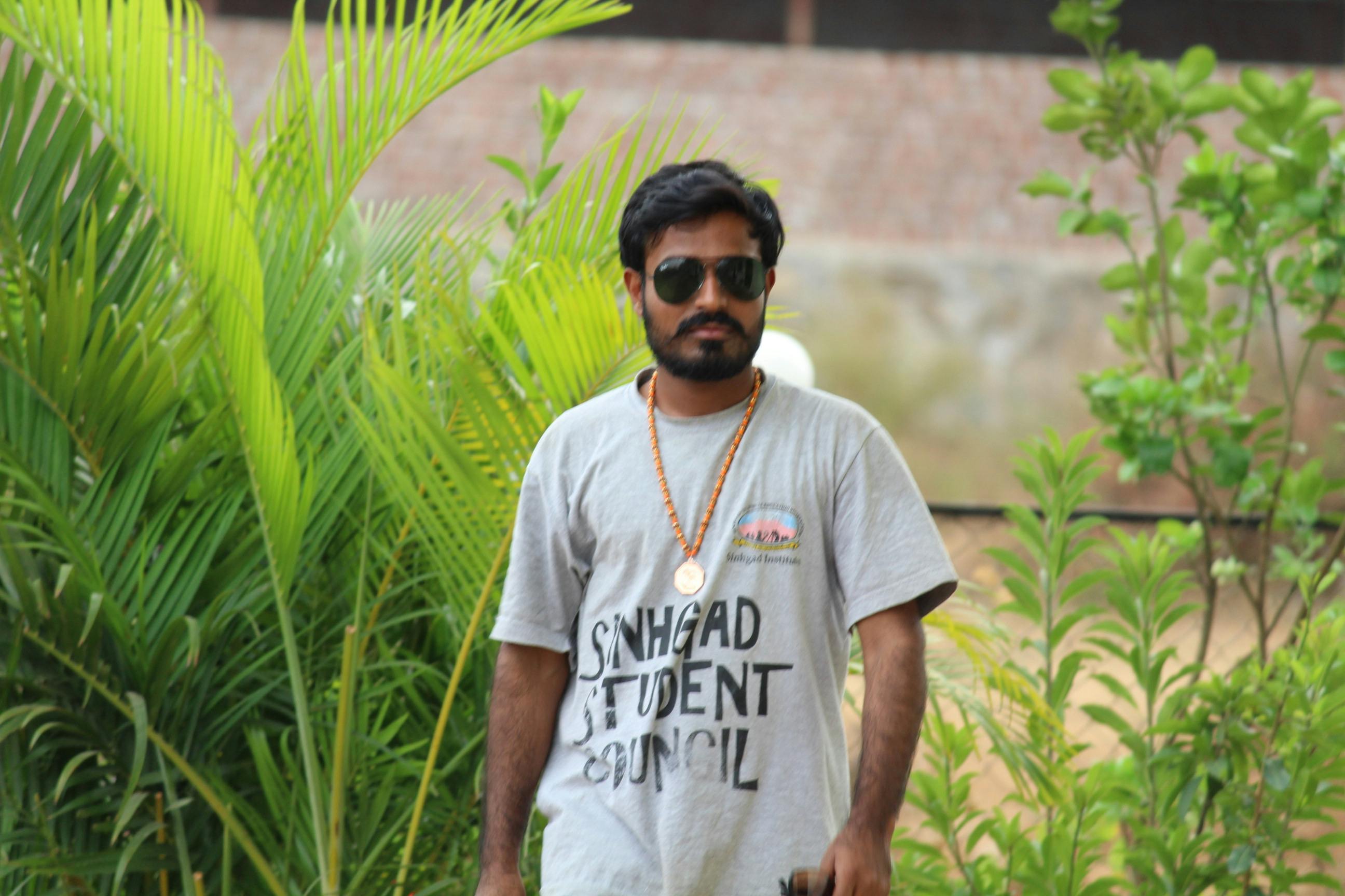 Théière et tasses de thé sur une table en bois, ambiance sereine