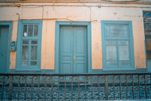 Imagine de stoc gratuită din clădire, ferestre albastre, intrare