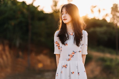Kostnadsfri bild av asiatisk kvinna, blommig klänning, person