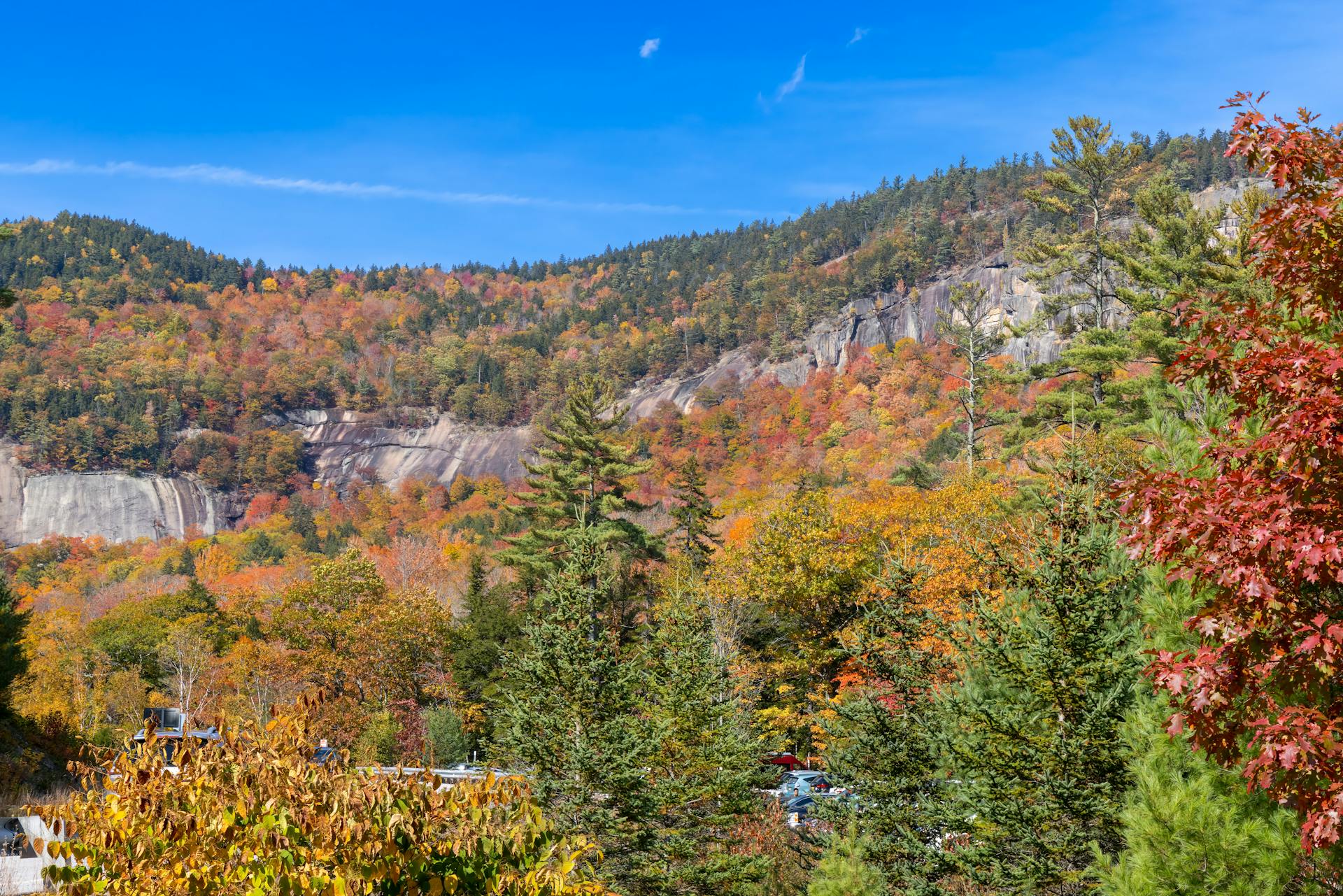 Breathtaking autumn landscape of Franconia Notch, New Hampshire with vibrant foliage and mountain views.