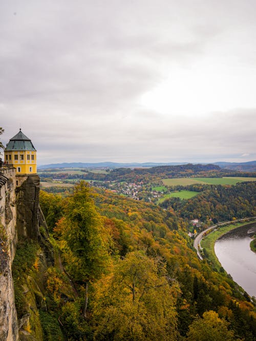 Imagine de stoc gratuită din apă curgătoare, arbori, castel