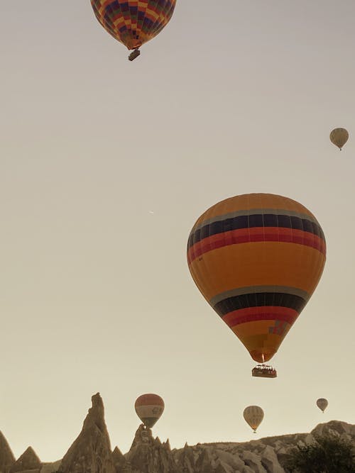 Darmowe zdjęcie z galerii z balony na gorące powietrze, latanie, pionowy strzał