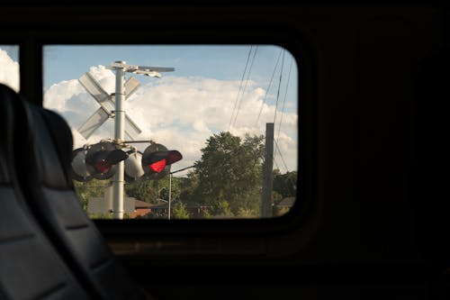 Photos gratuites de entraîner, fenêtre de train, feu de signalisation