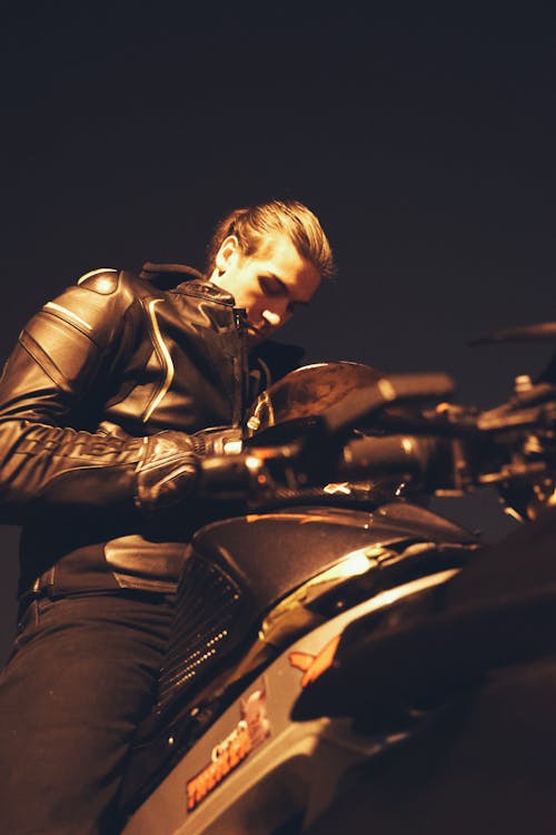 Darmowe zdjęcie z galerii z czarna skórzana kurtka, mężczyzna, motocykl