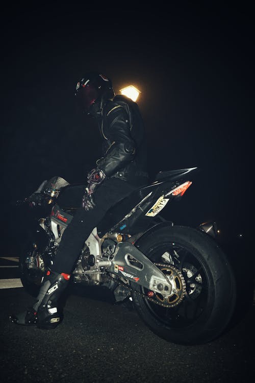 Бесплатное стоковое фото с вертикальный выстрел, кожаная куртка, мотоциклетный шлем