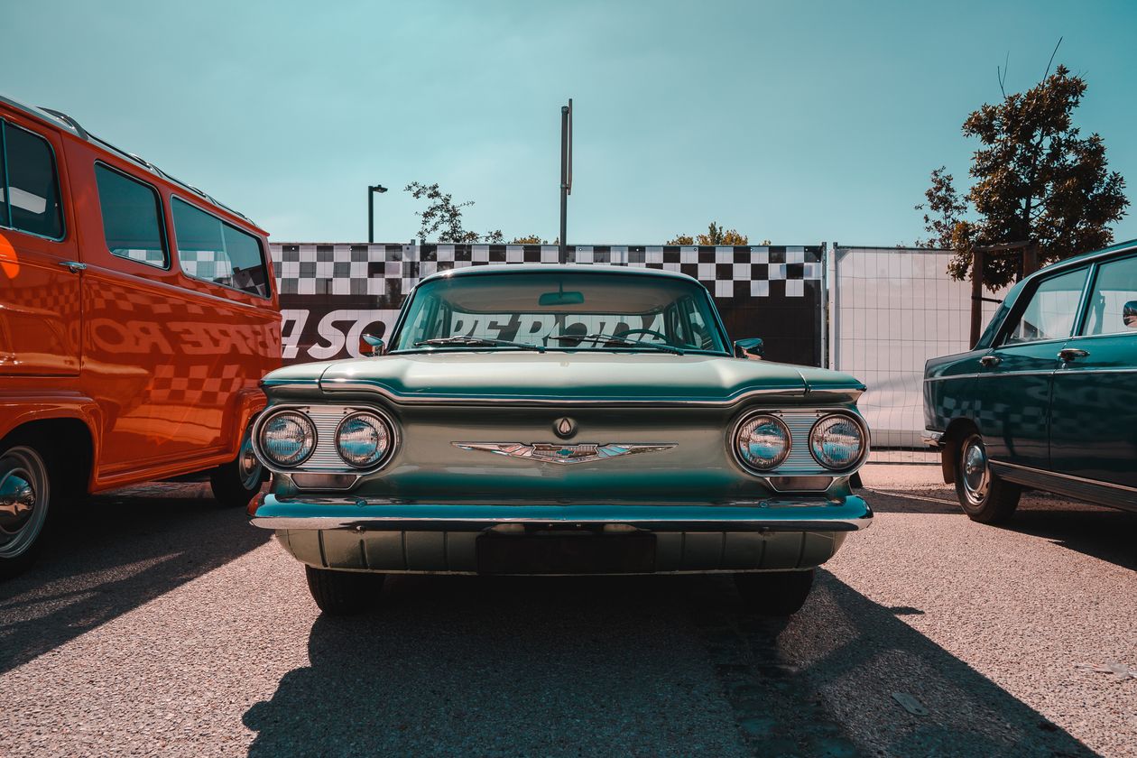 Chevrolet Corvair antigo numa exposição de carros clássicos em Leiria