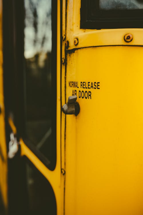 Darmowe zdjęcie z galerii z autobus szkolny, drzwi, pionowy strzał