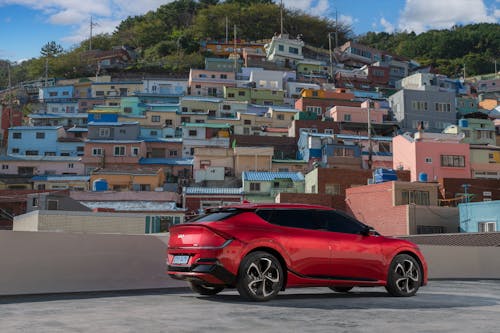 Kia Ev6 Gt Line đỗ Xe Trên đường Gần Làng