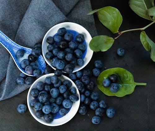 Безкоштовне стокове фото на тему «huckleberries, блюдце, зелене листя» стокове фото