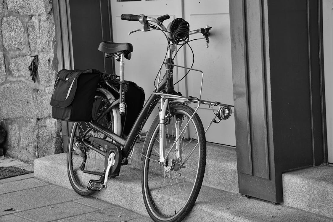 ฟรี คลังภาพถ่ายฟรี ของ ขาวดำ, จักรยาน, ทางเท้า คลังภาพถ่าย