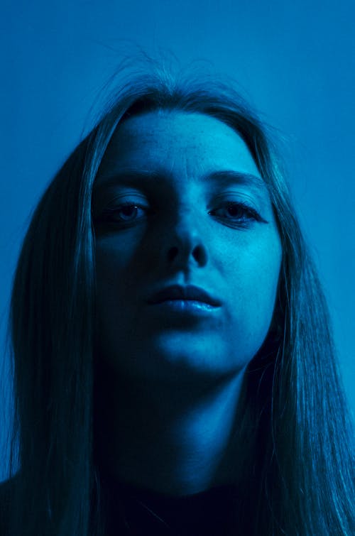 Gratis lagerfoto af ansigt, blåt lys, kvinde