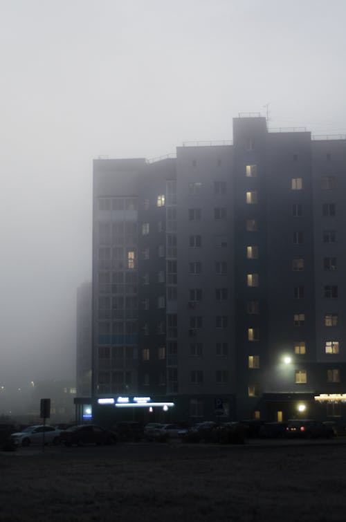 Foto profissional grátis de construção, garoa, luzes