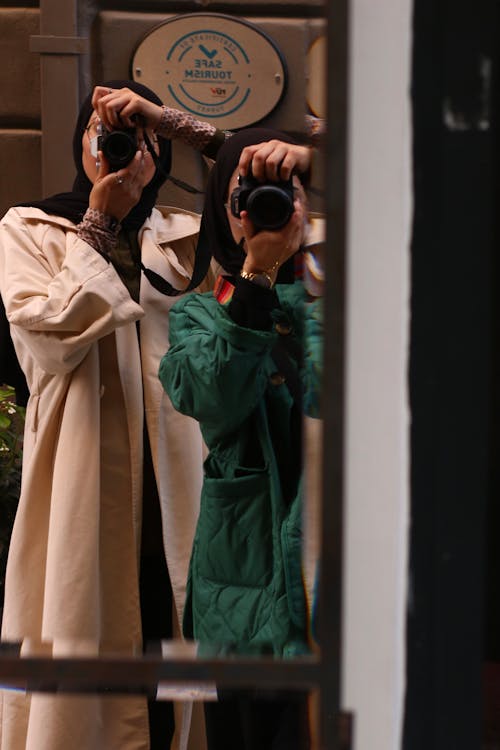 Foto profissional grátis de câmeras, de pé, hijabs