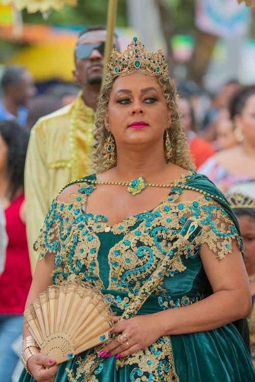 Free Elegant woman in ornate green dress with crown, at a São Paulo cultural parade. Stock Photo