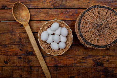 Fotobanka s bezplatnými fotkami na tému čerstvé vajcia, drevená lyžica, drevená stolová doska