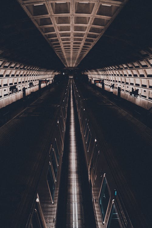 Darmowe zdjęcie z galerii z ciemny, metro, pionowy strzał
