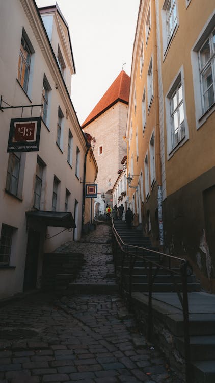 Foto profissional grátis de beco, edifícios de concreto, rua estreita