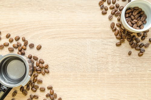 Ücretsiz Beyaz Plastik Kap üzerinde Kahverengi Kahve çekirdekleri Stok Fotoğraflar