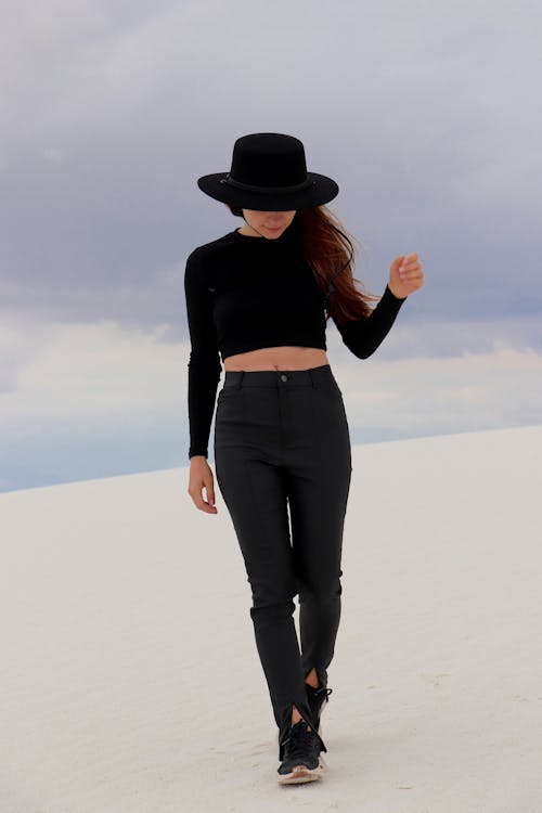 Immagine gratuita di camminando, cappello, donna