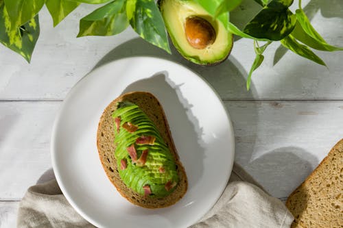 Kostenloses Stock Foto zu aufsicht, avocado toast, essen