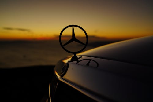 Emblem of a Mercedes Benz car