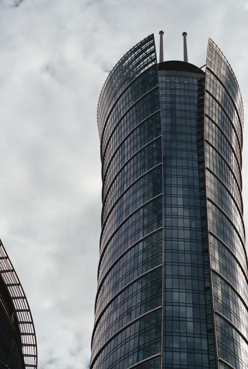 Free Dynamic view of a modern skyscraper in Warsaw, showcasing sleek urban architecture. Stock Photo