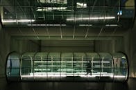 法国图卢兹有一条时尚现代的玻璃走道，夜间照明展现出建筑的优雅