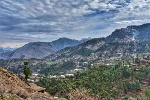 Free Beautiful valley landscape with mountains under a cloudy sky, showcasing nature's scenic beauty. Stock Photo