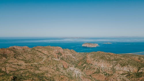 Безкоштовне стокове фото на тему «знімок із дрона, море, пагорби»