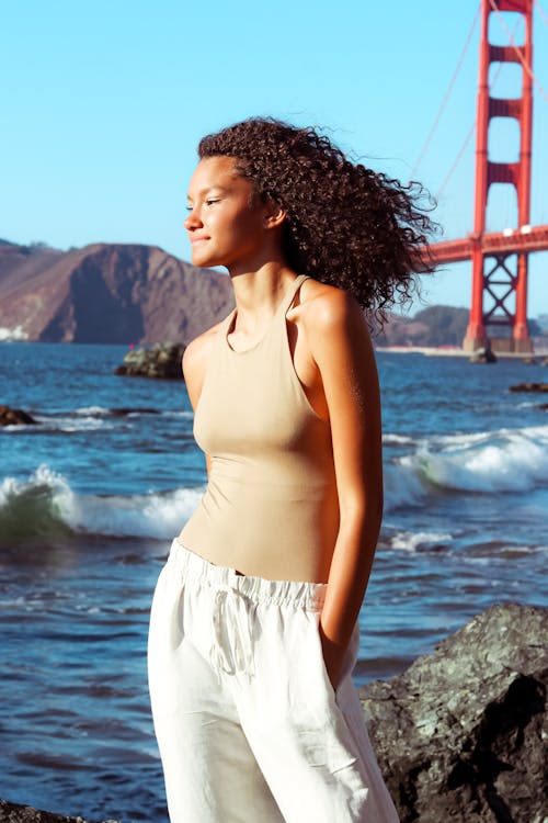 Gratis stockfoto met Afro-Amerikaanse vrouw, beige tanktop, brug
