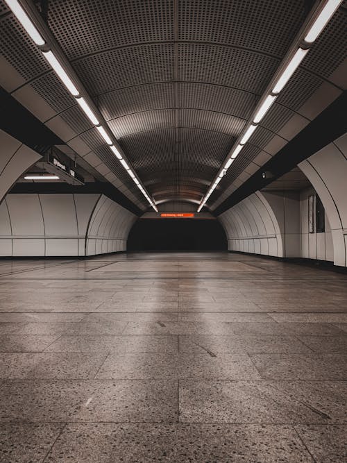 Kostnadsfri bild av fluorescerande ljus, kaklat golv, metro