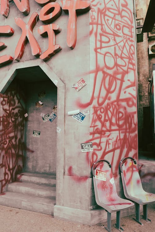 Бесплатное стоковое фото с вертикальный выстрел, граффити, двери