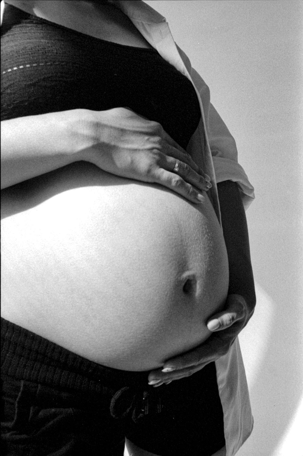 年轻女人肚脐的特写高清摄影大图-千库网