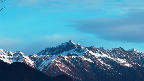 Free Majestic snow-covered mountains in Kedarnath, UT, India under a clear blue sky. Stock Photo