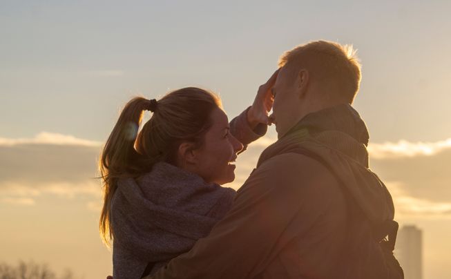 Online dating: starting a conversation on a niche platform
