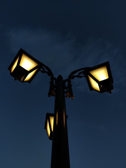 Бесплатное стоковое фото с вертикальный выстрел, ночь, снимок снизу