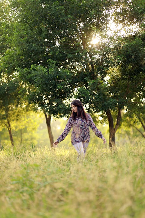 Foto profissional grátis de ao ar livre, árvores verdes, campo de grama