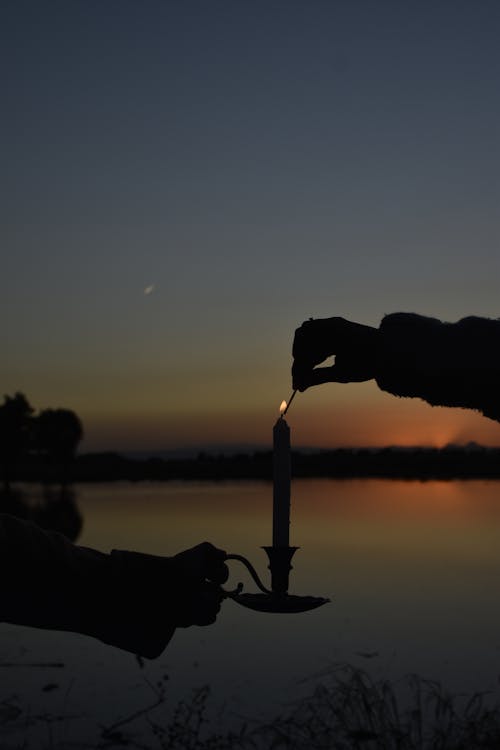 Ilmainen kuvapankkikuva tunnisteilla järvi, kädet, kynttilä