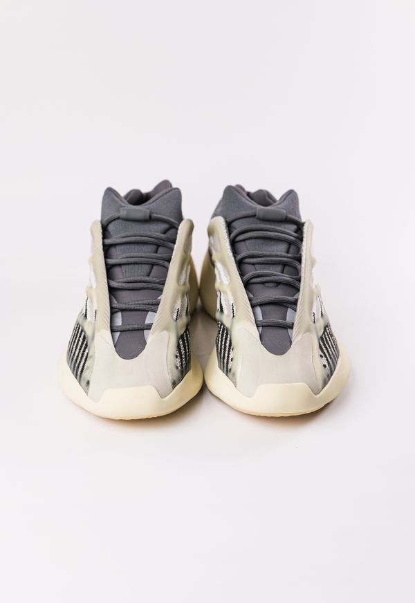 Low-profile court shoe — photo by Luis Quintero on Pexels